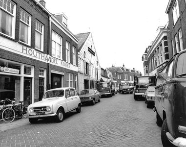 406855 Gezicht in de Lauwerecht te Utrecht met links enkele gebouwen van houthandel R.J. Koker (Lauwerecht 10-14).